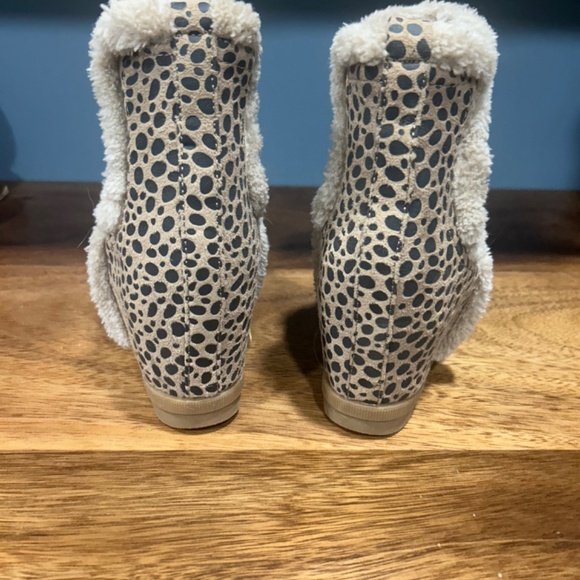 Shoes - Picture 3 of 4